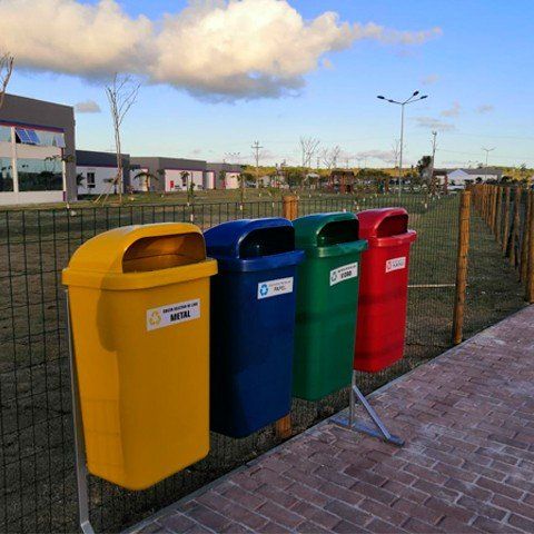 Kit com 4 Lixeiras Plásticas 50 Litros Lar Plásticos
