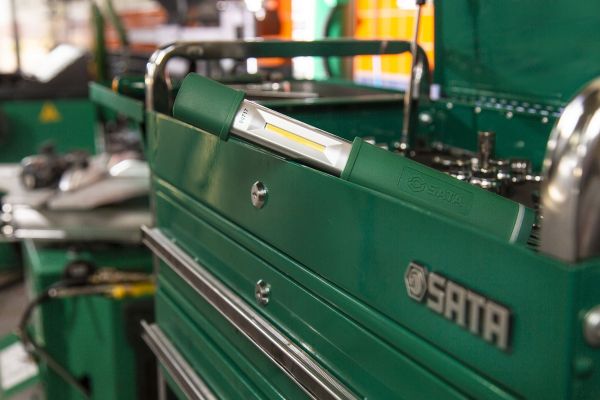 Lanterna Telescópica Recarregável 300 Lúmens Sata