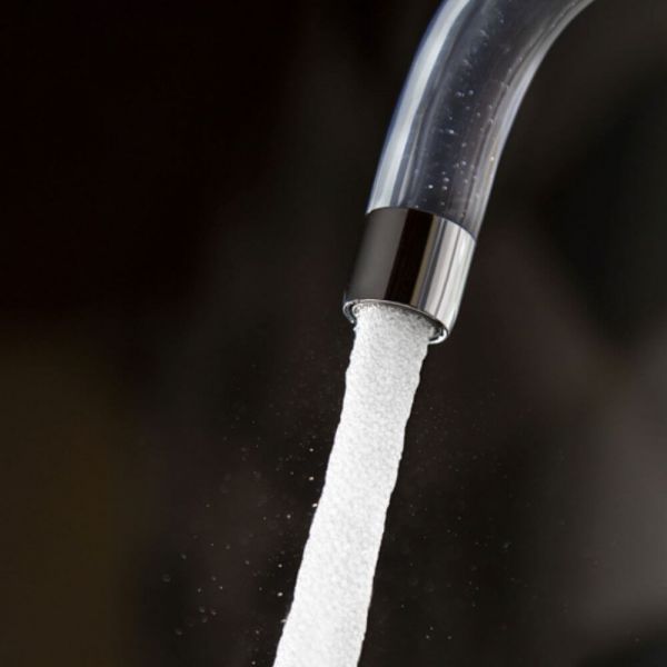 Torneira de Parede Bica Móvel para Cozinha Fienza Cristal Branco Viqua 